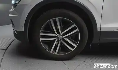 Volkswagen Tiguan 2018 2.0 Автомат в Москве № 199260, миниатюра 2