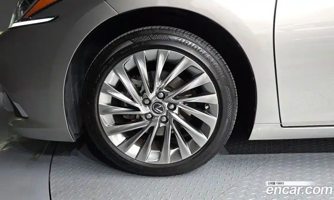 Lexus ES 2023 2.5 Автомат в Москве № 499574, фото 5