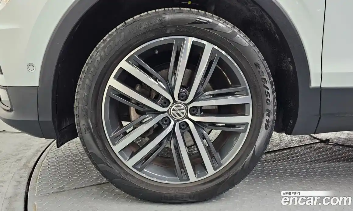 Volkswagen Tiguan 2018 2.0 Автомат в Москве № 547323, фото 5