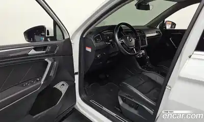Volkswagen Tiguan 2018 2.0 Автомат в Москве № 547323, миниатюра 10