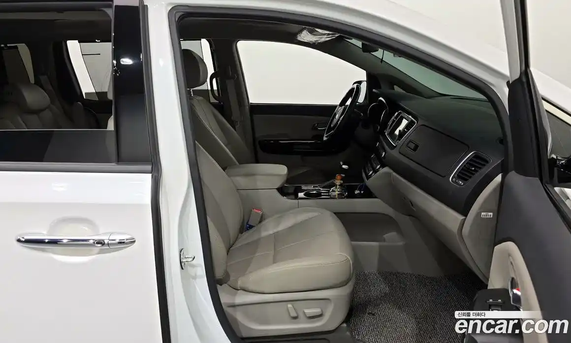 Kia Canival 2019 2.2 Автомат в Москве № 131895, фото 16