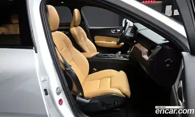 Volvo XC60 2024 2.0 Автомат в Москве № 230389, миниатюра 2