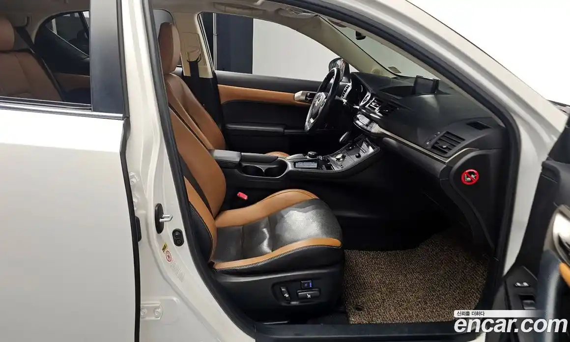 Lexus CT200h 2015 1.8 Автомат в Москве № 232035, фото 11