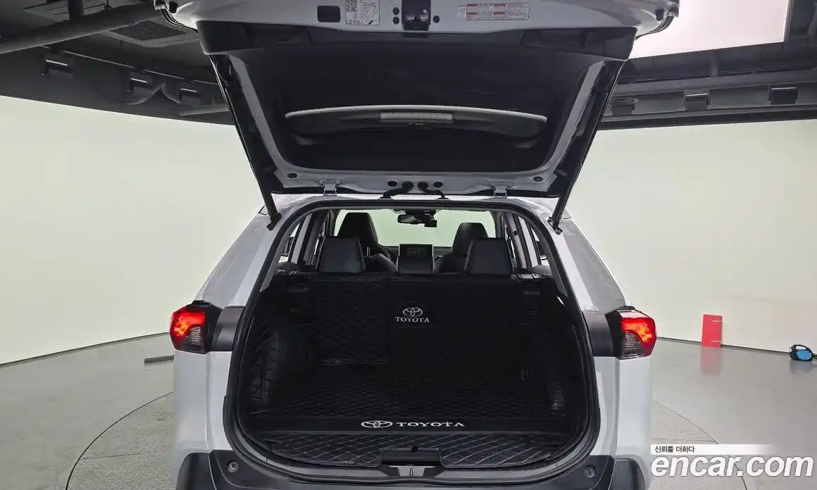 Toyota RAV4 2023 2.5 Автомат в Москве № 302628, фото 3