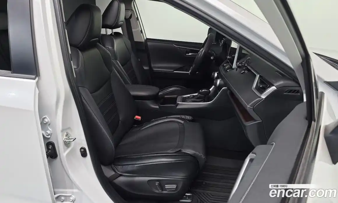 Toyota RAV4 2023 2.5 Автомат в Москве № 302628, фото 7