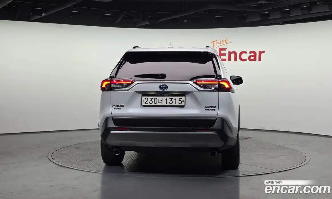 Toyota RAV4 2023 2.5 Автомат в Москве № 302628, фото 10