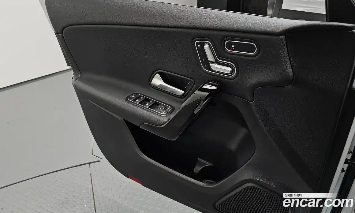 Mercedes-Benz A-Class 2019 2.0 Автомат в Москве № 542385, фото 14