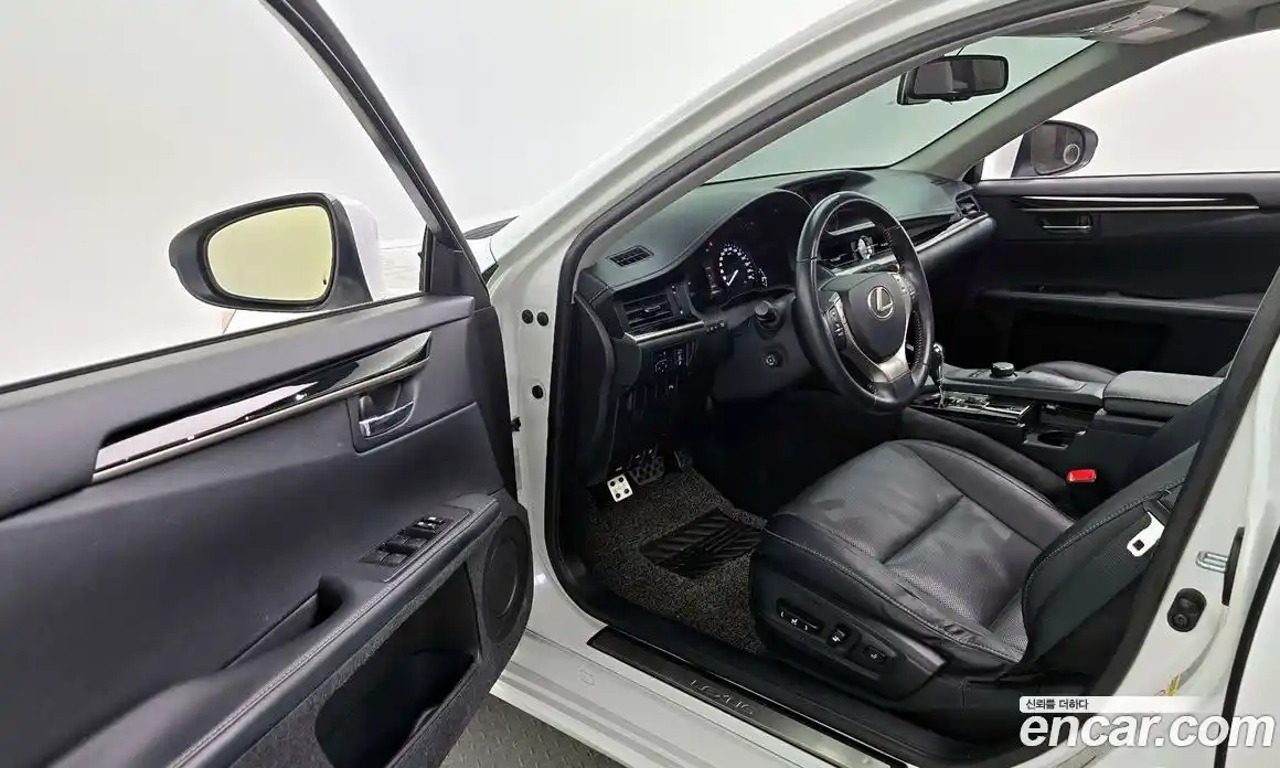 Lexus ES 2015 2.5 Автомат в Москве № 168285, фото 6