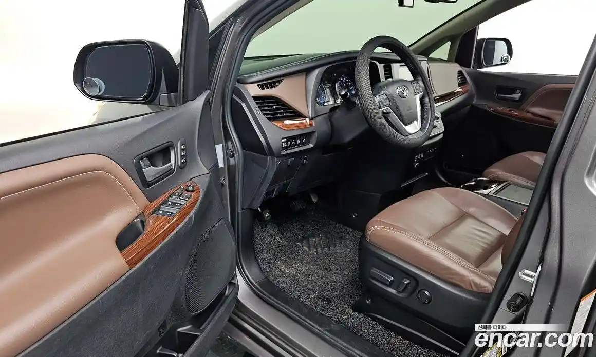 Toyota Sienna 2017 3.5 Автомат в Москве № 170228, фото 16