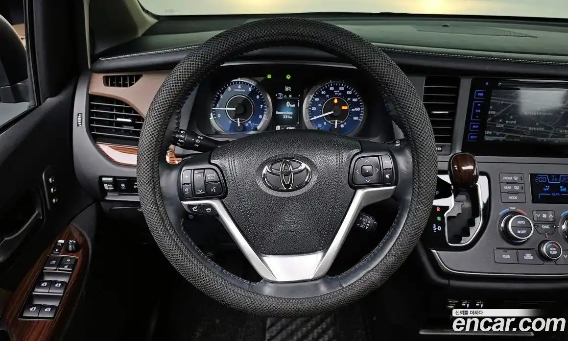 Toyota Sienna 2017 3.5 Автомат в Москве № 170228, фото 18