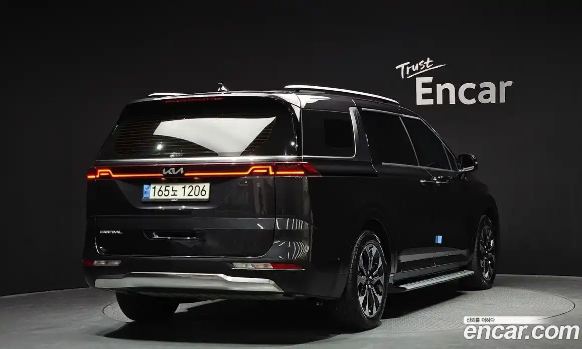 Kia Canival 2023 3.5 Автомат в Москве № 50265, фото 2