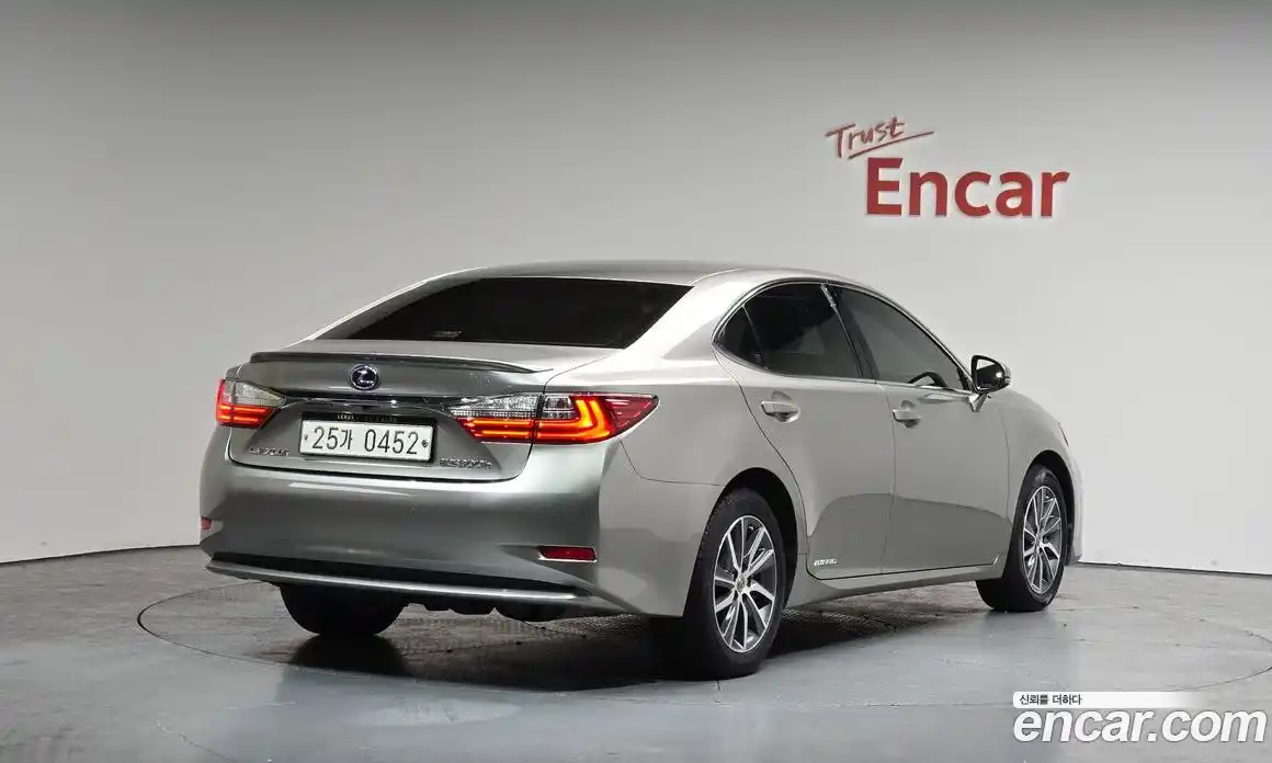 Lexus ES 2017 2.5 Автомат в Москве № 499712, фото 2