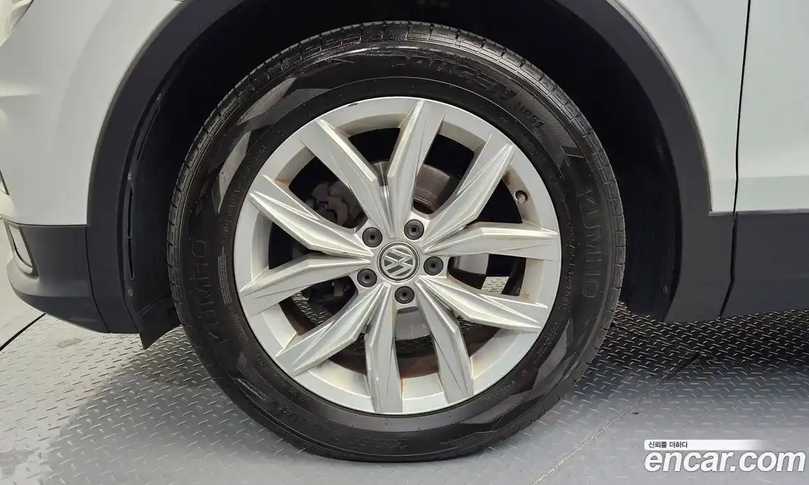 Volkswagen Tiguan 2018 2.0 Автомат в Москве № 533443, фото 5