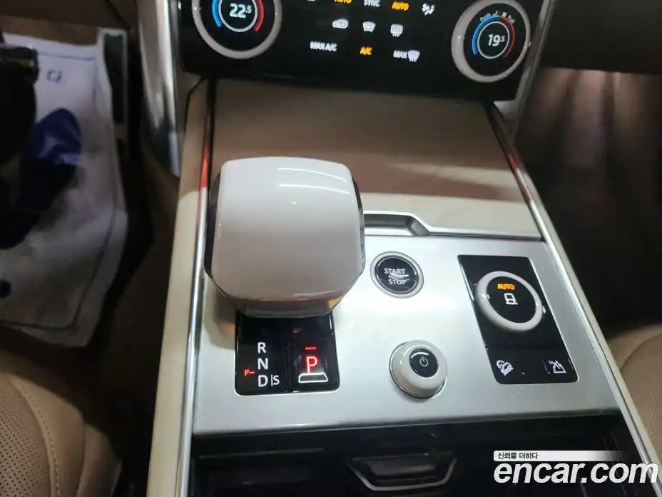 Land Rover Range-Rover 2023 4.4 Автомат в Москве № 543068, фото 16