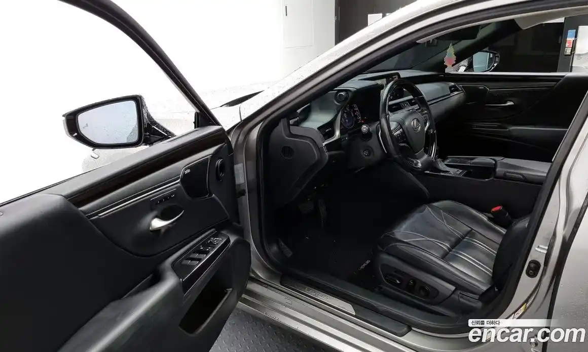 Lexus ES 2019 2.5 Автомат в Москве № 168189, фото 7