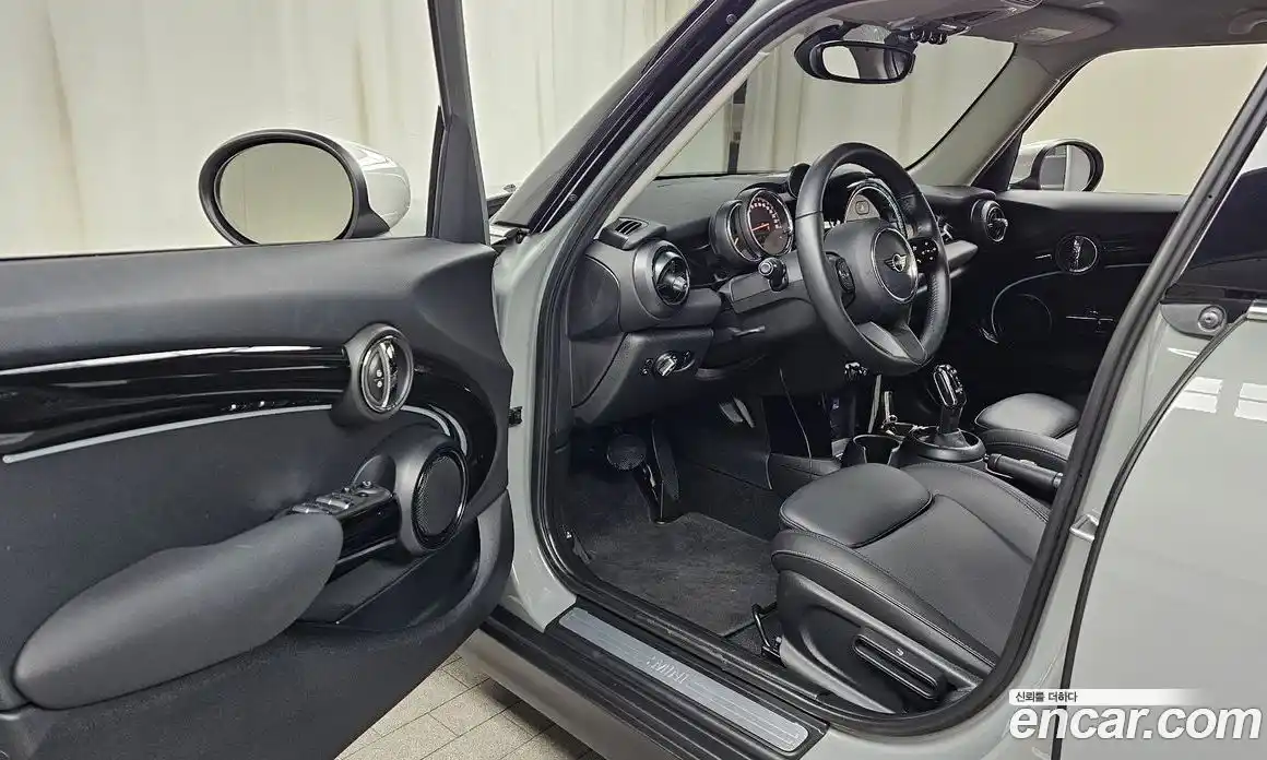 Mini Cooper 2022 1.5 Автомат в Москве № 216346, фото 12