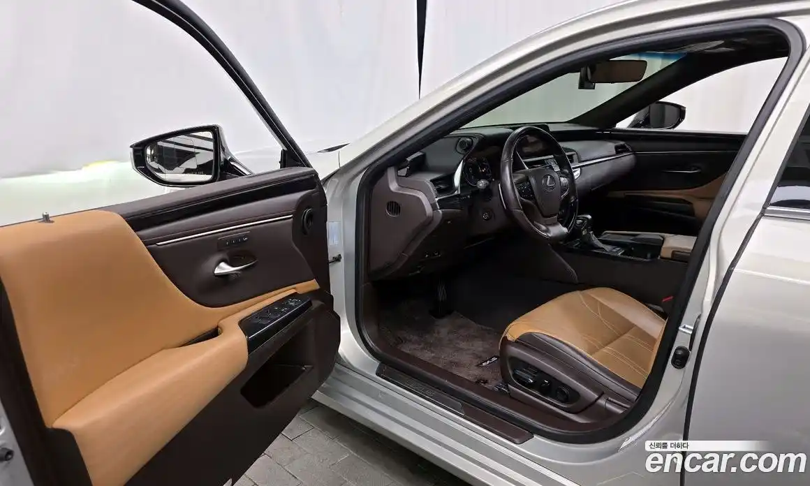 Lexus ES 2019 2.5 Автомат в Москве № 232011, фото 3