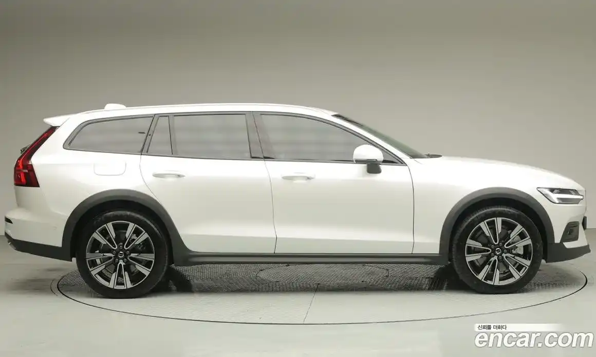 Volvo V60 2025 2.0 Автомат в Москве № 470019, фото 3