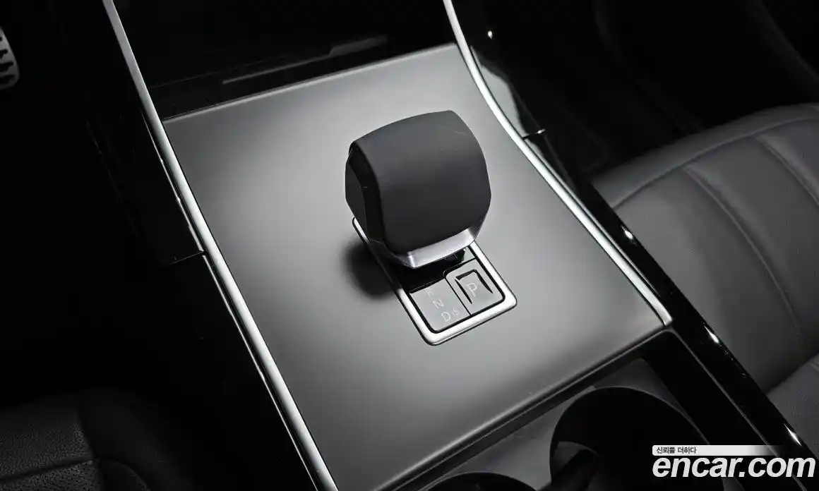 Land Rover Range-Rover Evoque 2024 2.0 Автомат в Москве № 546111, фото 9