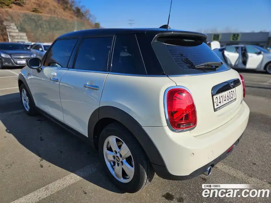 Mini Cooper 2021 1.5 Автомат в Москве № 457250, фото 16