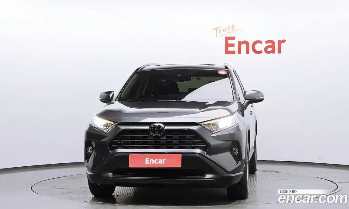 Toyota RAV4 2021 2.5 Автомат в Москве № 535660, фото 3