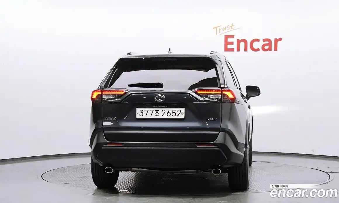 Toyota RAV4 2021 2.5 Автомат в Москве № 535660, фото 4