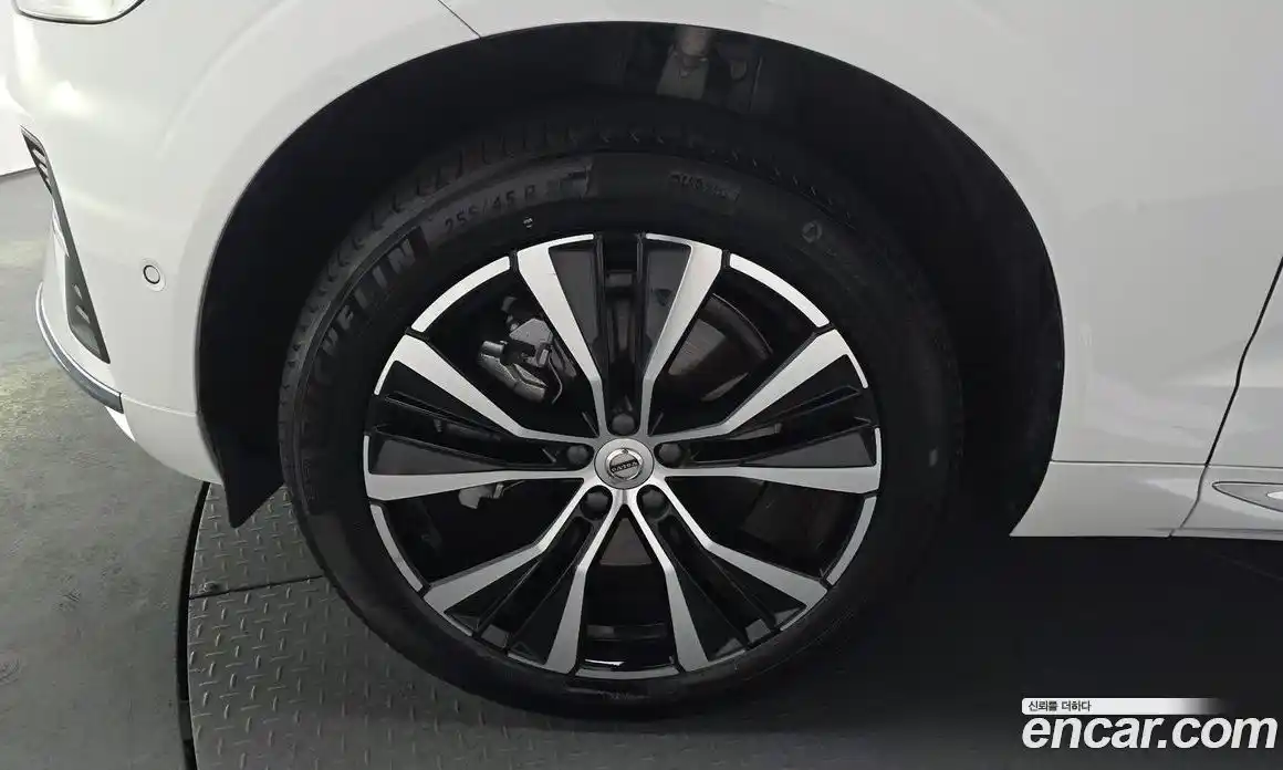 Volvo XC60 2024 2.0 Автомат в Москве № 545048, фото 4