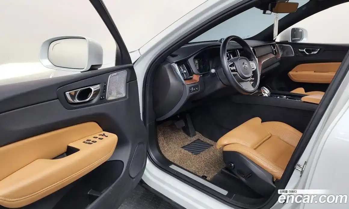 Volvo XC60 2021 2.0 Автомат в Москве № 164676, фото 3