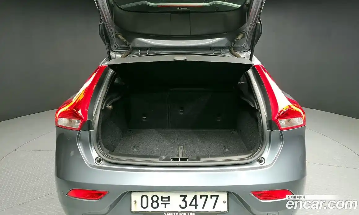 Volvo V40 2018 2.0 Автомат в Москве № 430180, фото 20