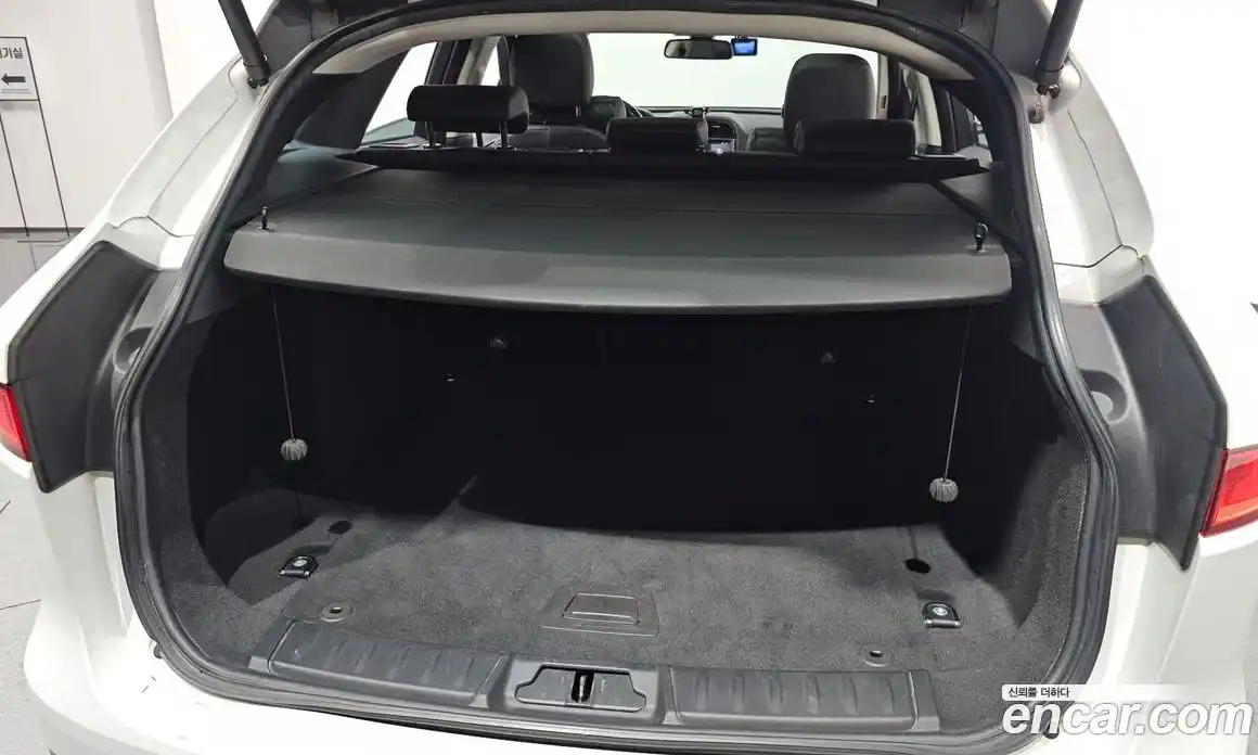 Jaguar F-Pace 2017 2.0 Автомат в Москве № 500306, фото 19