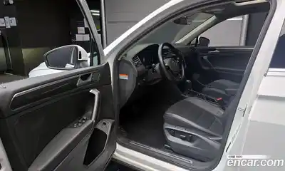 Volkswagen Tiguan 2020 2.0 Автомат в Москве № 168774, миниатюра 3