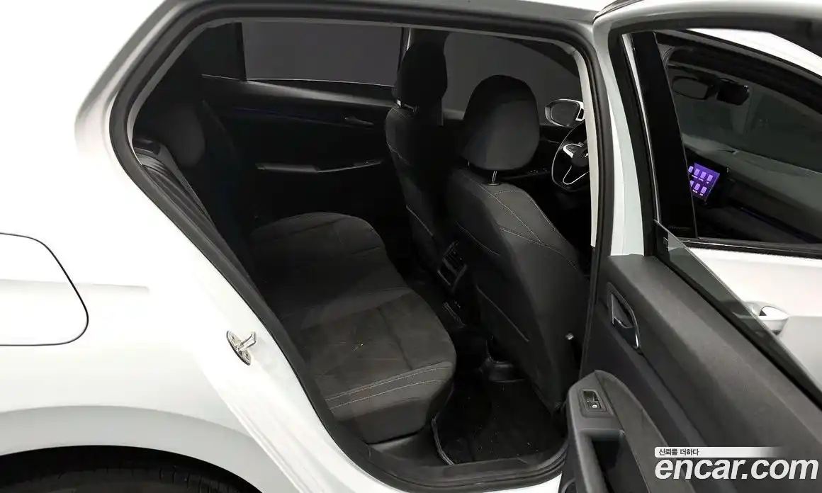 Volkswagen Golf 2023 2.0 Автомат в Москве № 215037, фото 18