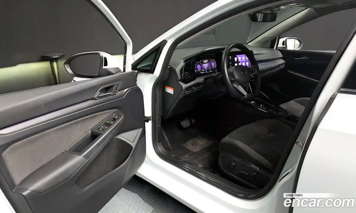 Volkswagen Golf 2023 2.0 Автомат в Москве № 215037, фото 3