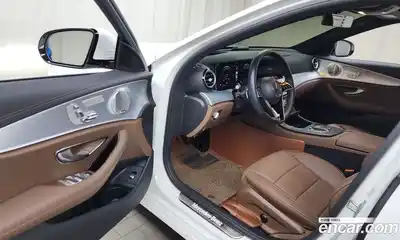 Mercedes-Benz E-Class 2021 2.0 Автомат в Москве № 219555, миниатюра 3