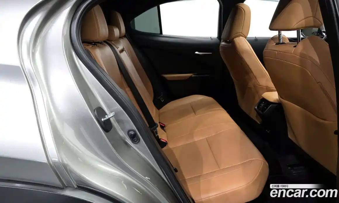 Lexus UX 2024 2.0 Автомат в Москве № 499605, фото 12