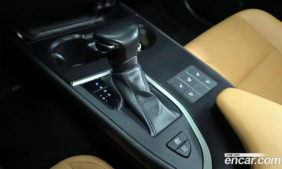 Lexus UX 2024 2.0 Автомат в Москве № 499605, фото 9