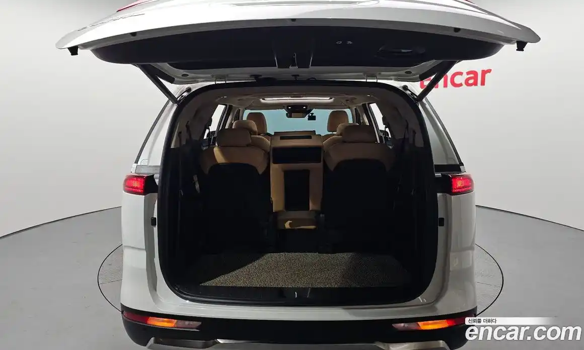 Kia Canival 2023 3.5 Автомат в Москве № 532095, фото 20