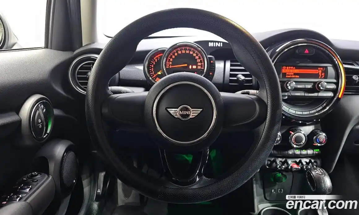 Mini Cooper 2016 1.5 Автомат в Москве № 154481, фото 15