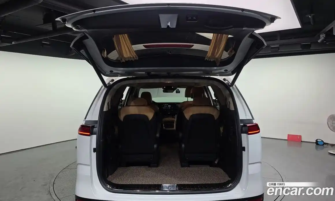 Kia Canival 2023 3.5 Автомат в Москве № 287770, фото 17