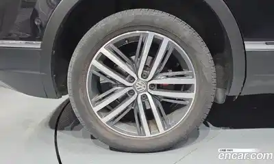 Volkswagen Tiguan 2018 2.0 Автомат в Москве № 533266, миниатюра 5