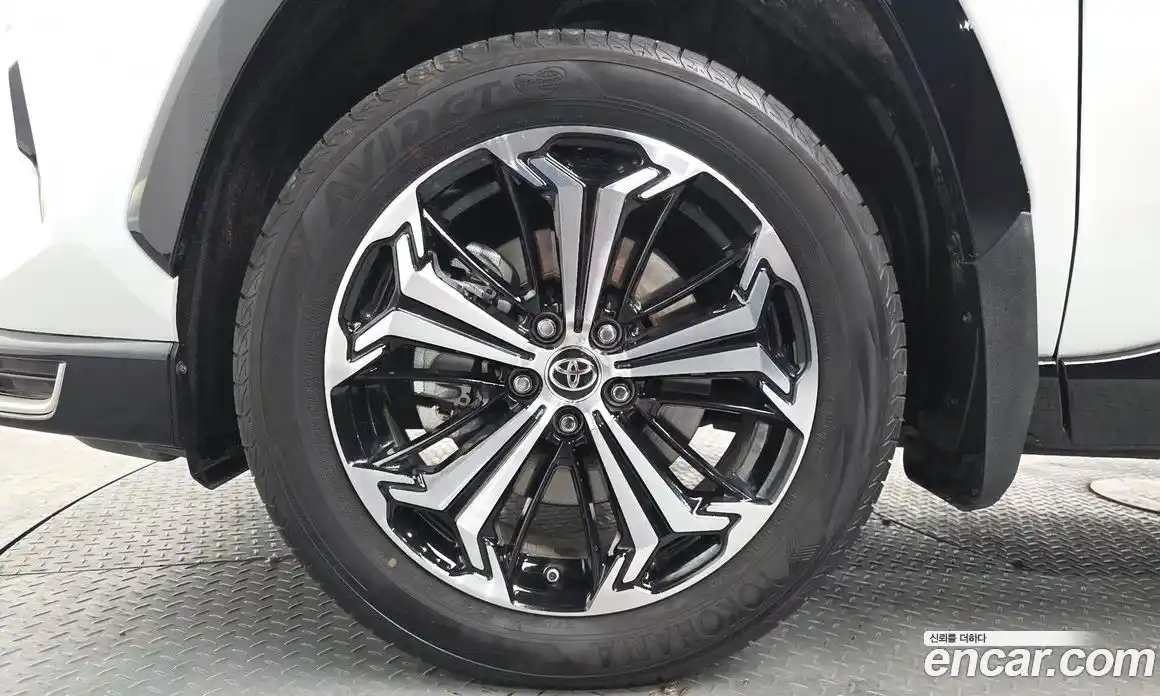 Toyota RAV4 2025 2.5 Автомат в Москве № 535393, фото 4