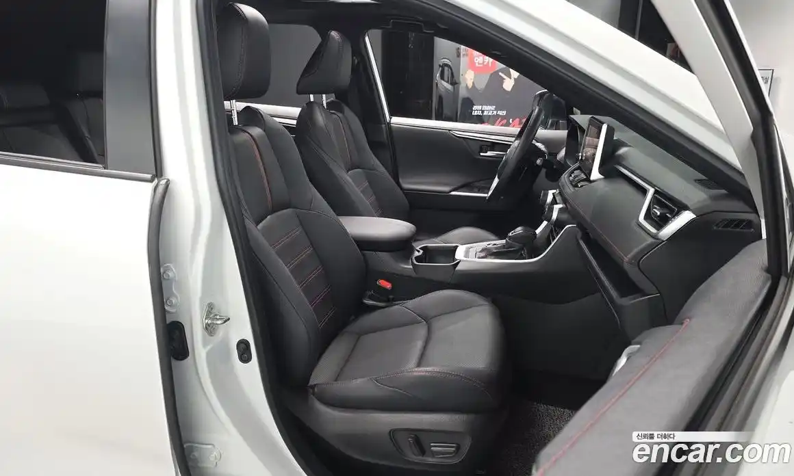 Toyota RAV4 2025 2.5 Автомат в Москве № 535393, фото 9