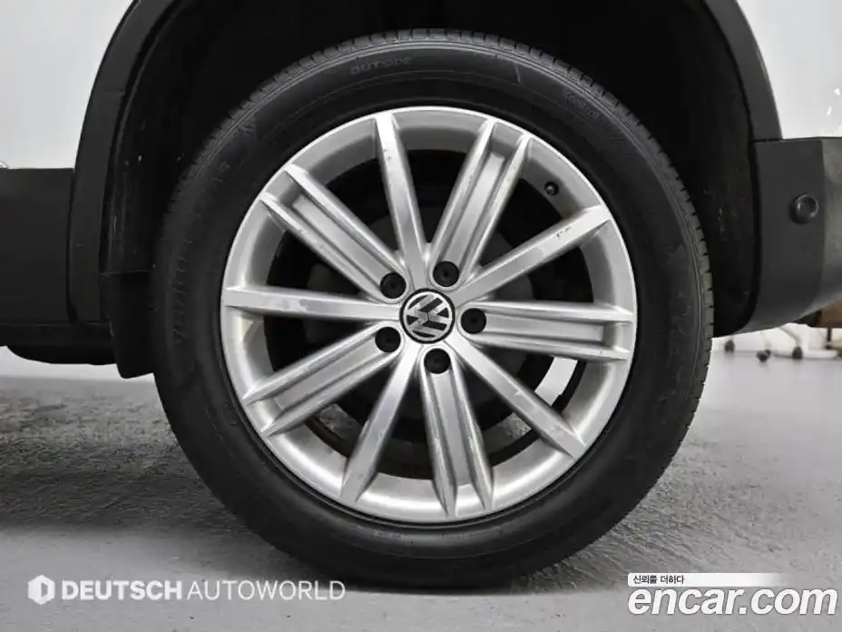 Volkswagen Tiguan 2015 2.0 Автомат в Москве № 169214, фото 5