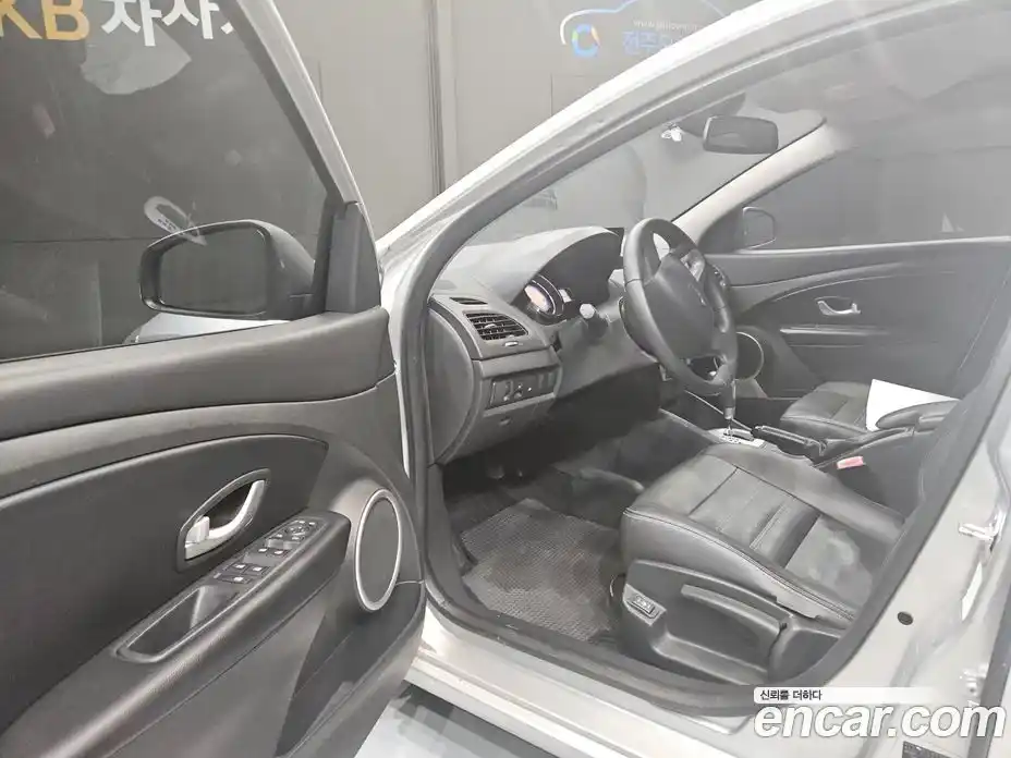 Renault SM3 2014 1.6 Автомат в Москве № 186318, фото 11