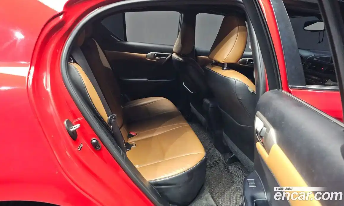 Lexus CT200h 2014 1.8 Автомат в Москве № 232057, фото 11