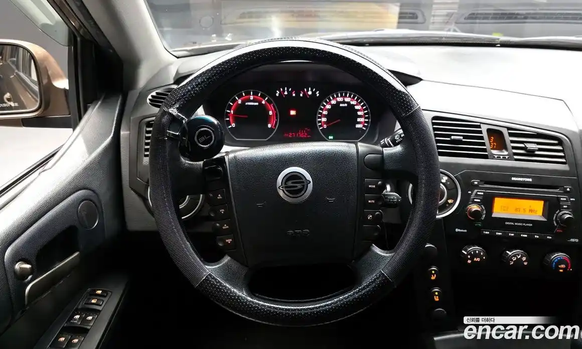 SsangYong Korando 2012 2.0 Механическая в Москве № 491335, фото 13