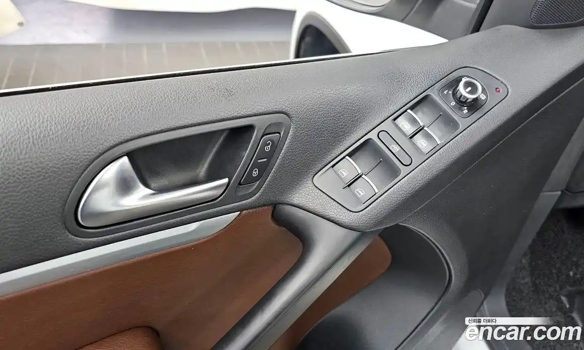 Volkswagen Tiguan 2015 2.0 Автомат в Москве № 520295, фото 19