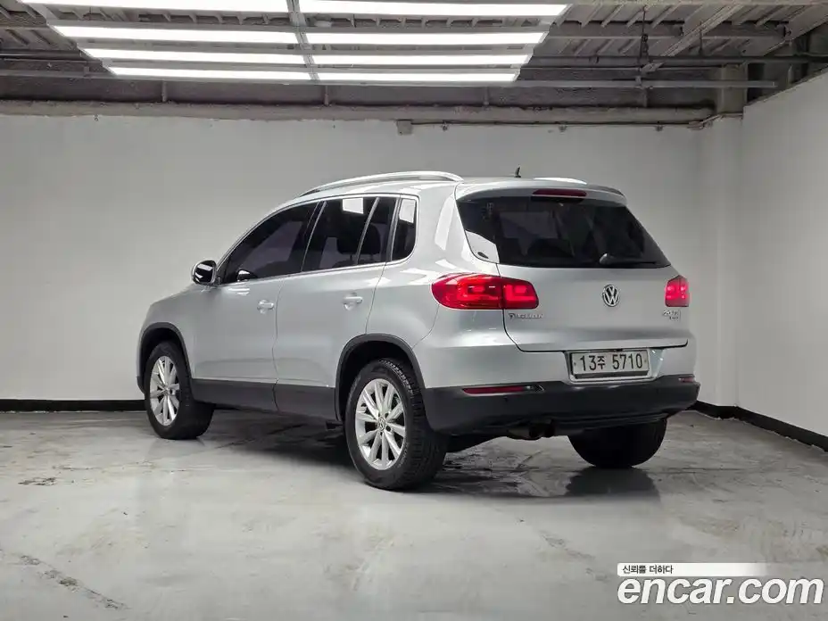 Volkswagen Tiguan 2014 2.0 Автомат в Москве № 521866, фото 2