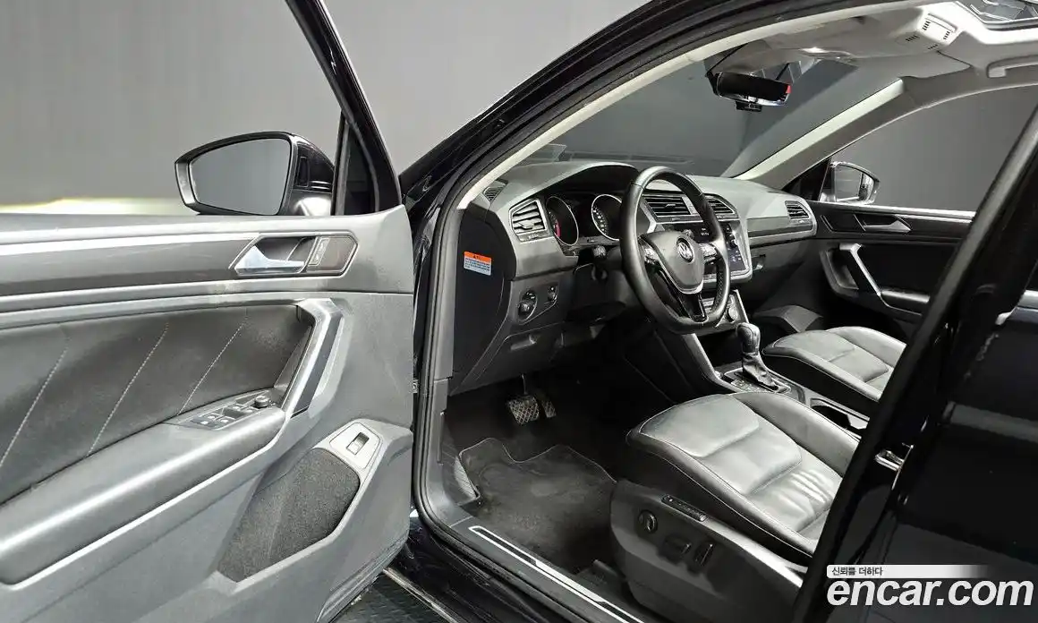 Volkswagen Tiguan 2018 2.0 Автомат в Москве № 547444, фото 11