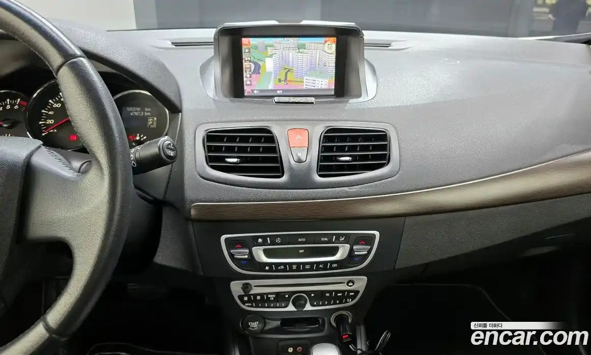 Renault SM3 2010 1.6 Автомат в Москве № 226047, фото 16